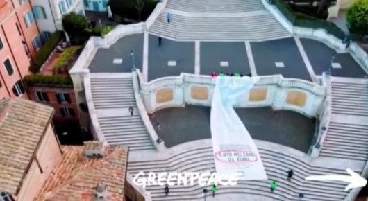 Экоактивисты Greenpeace устроили очередной спектакль в Риме, развернув на знаменитой Испанской лестнице гигантский «счёт за климатические изменения»