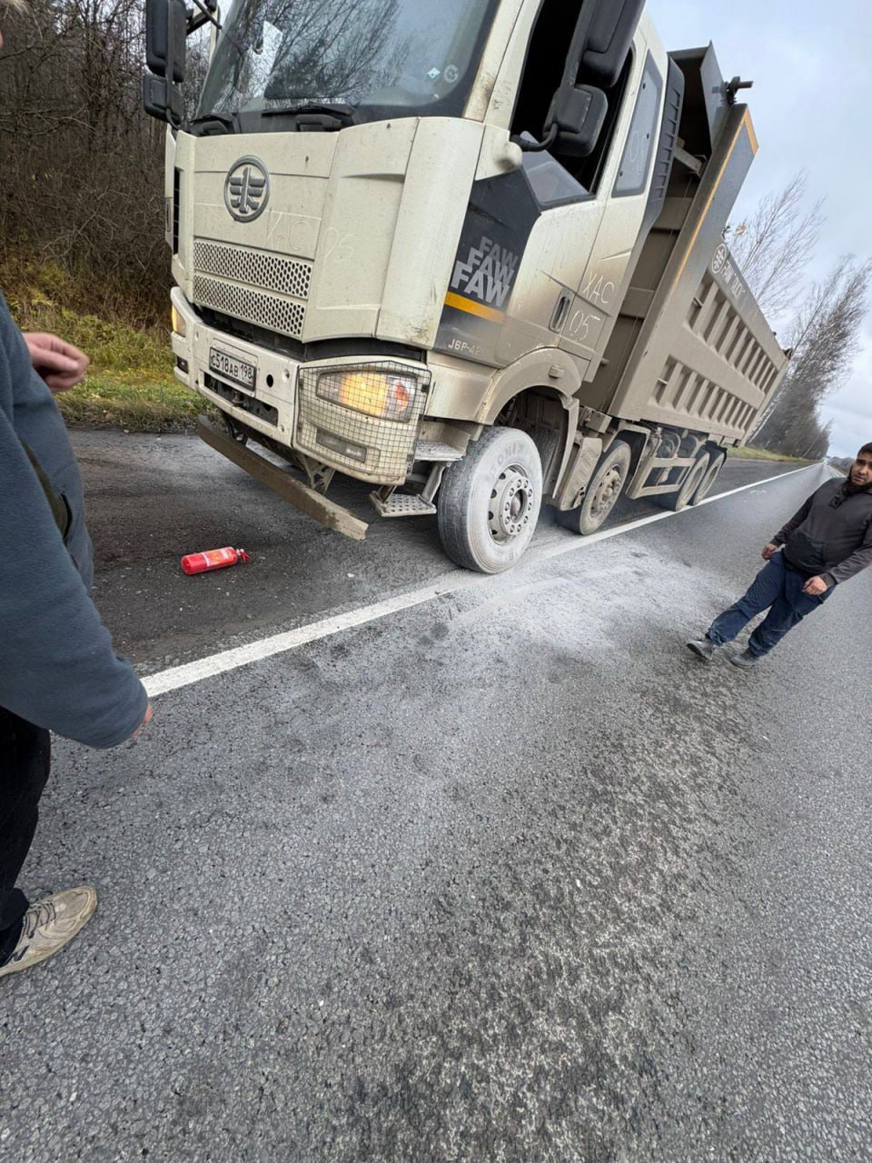 В Тосненском районе инспекторы ДПС не дали грузовику загореться на трассе В Тосненском районе инспекторы ДПС не дали грузовику загореться на трассе
