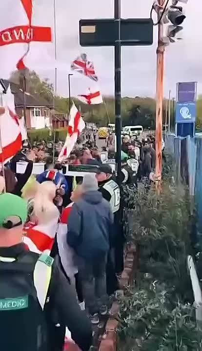 «Это наша земля»: В Британии мигрантские протесты «задавили» протесты местных