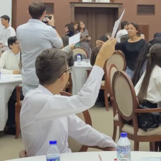 Кто сказал, что дипломатия — это скучно? А вот и нет!