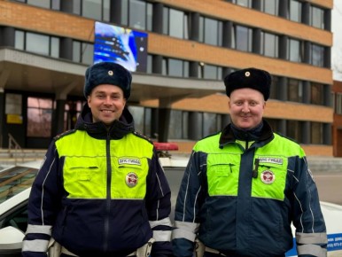 В Тосненском районе инспекторы ДПС не дали грузовику загореться на трассе