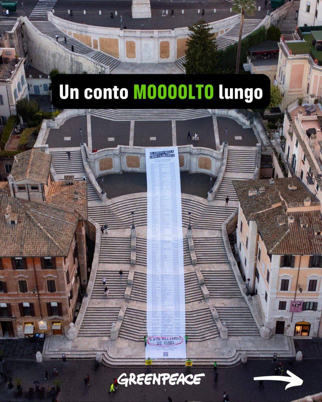 Экоактивисты Greenpeace устроили очередной спектакль в Риме, развернув на знаменитой Испанской лестнице гигантский «счёт за климатические изменения» Экоактивисты Greenpeace устроили очередной спектакль в Риме, развернув на знаменитой Испанской лестнице гигантский «счёт за климатические изменения»