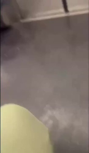 Неадекват в нью-йоркской подземке решил, что школьницы-пассажирки смеются над его цветом кожи и устроил дебош