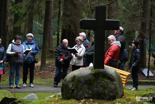 В Левашовской пустоши почтили память жертв политических репрессий В Левашовской пустоши почтили память жертв политических репрессий