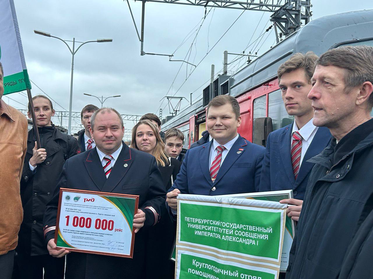 Бойцы студенческого отряда помощников машинистов ПГУПС выполнили миллионную поездку Бойцы студенческого отряда помощников машинистов ПГУПС выполнили миллионную поездку