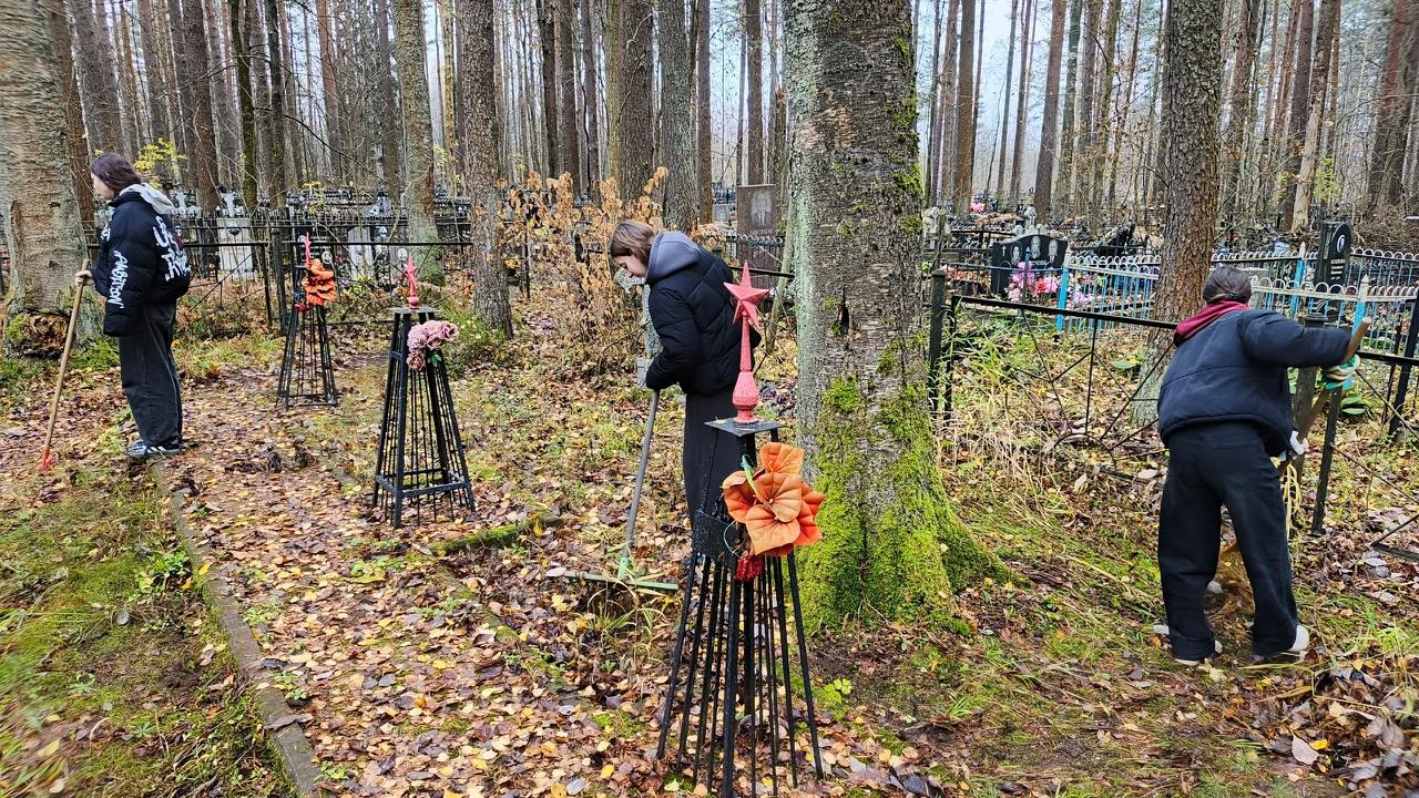 Волонтеры провели субботник у братской могилы в Рахье Волонтеры провели субботник у братской могилы в Рахье