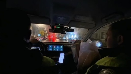 Петербургские полицейские помогли беременной девушке добраться до роддома