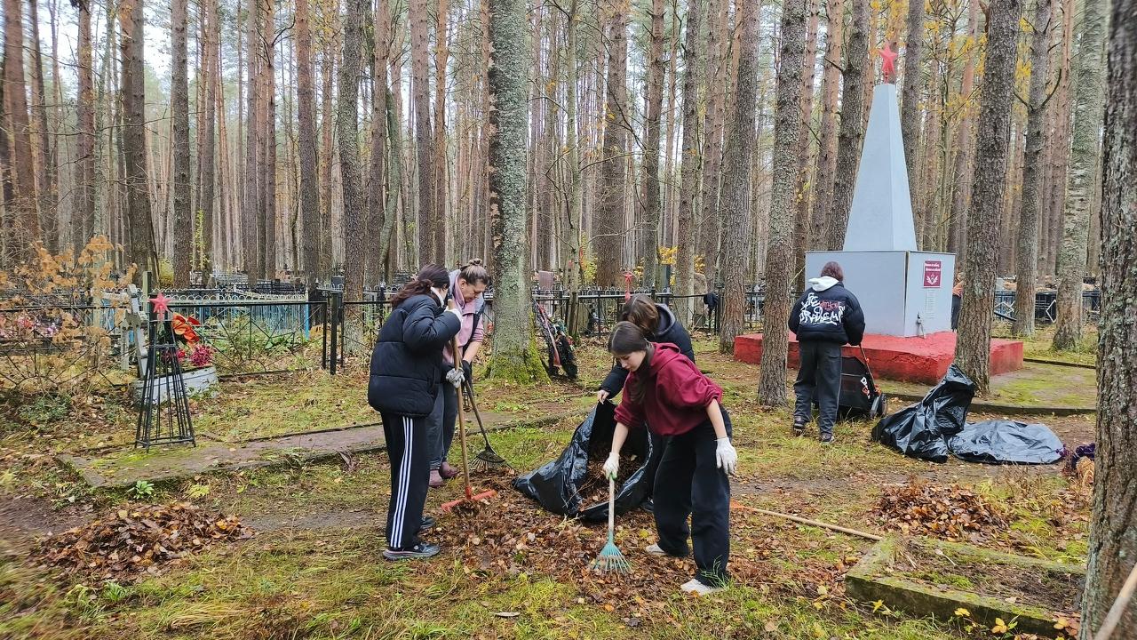Волонтеры провели субботник у братской могилы в Рахье Волонтеры провели субботник у братской могилы в Рахье