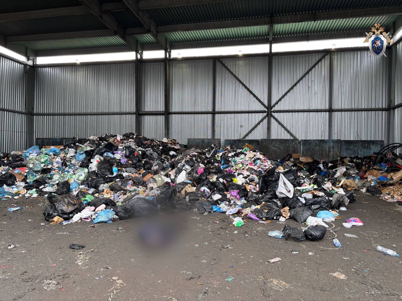 При выгрузке мусора на Волхонском шоссе из кузова грузовика выпал труп