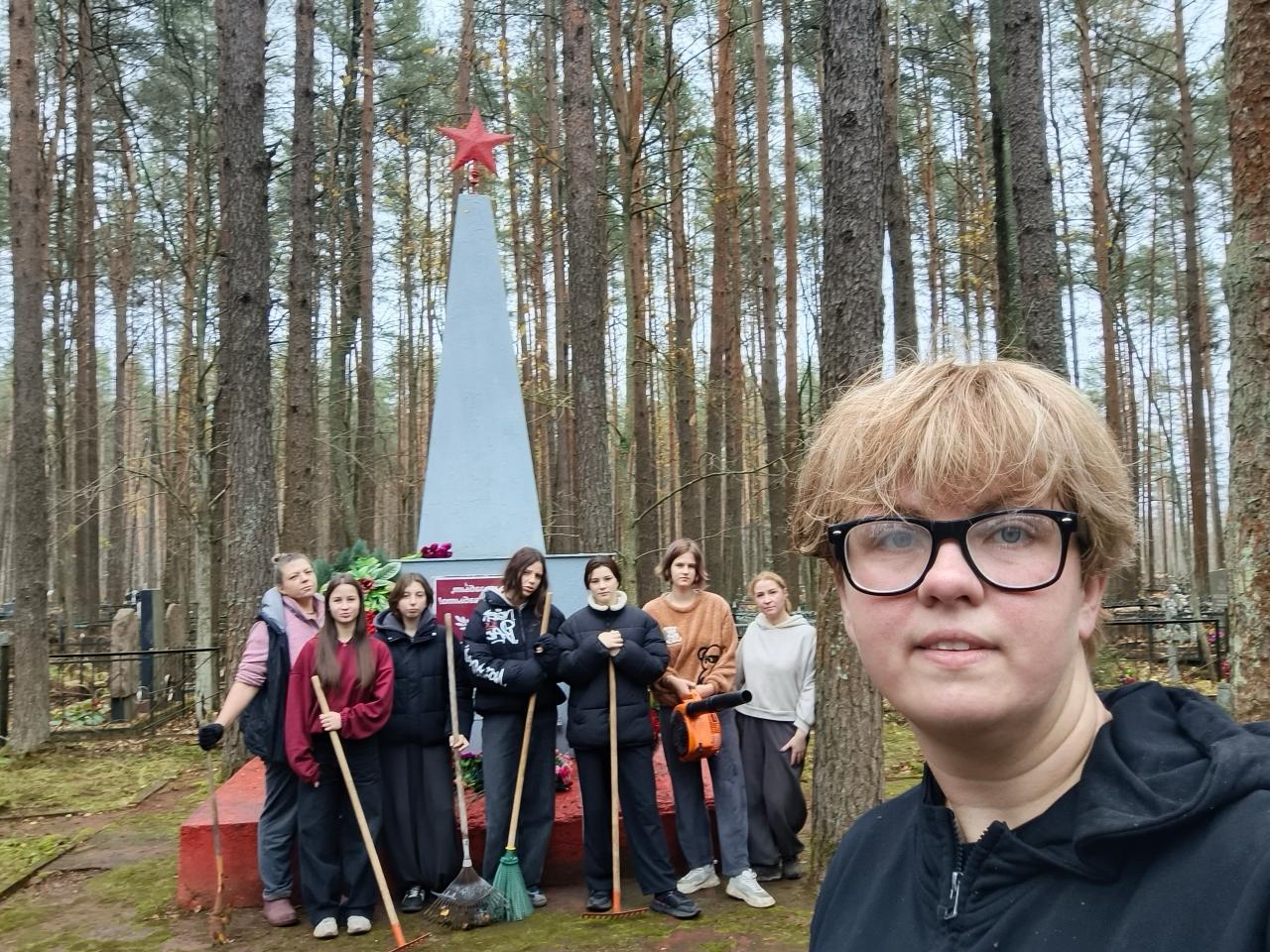 Волонтеры провели субботник у братской могилы в Рахье