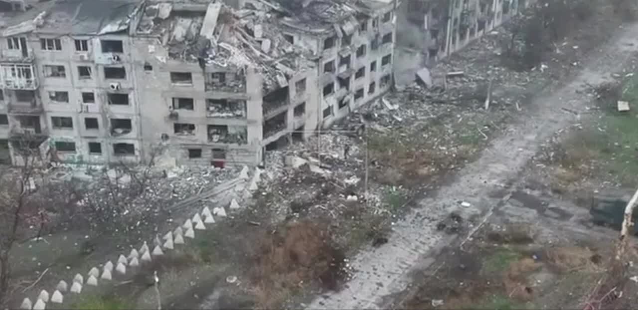 Дрон противника снимает передвижение нашей штурмовой пехоты в Димитрове