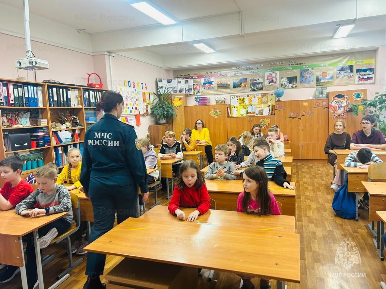 Островок безопасности: сотрудники #МЧС_Петербурга проводят уроки безопасности и тренировочные эвакуации в лагерях с дневным пребыванием Островок безопасности: сотрудники #МЧС_Петербурга проводят уроки безопасности и тренировочные эвакуации в лагерях с дневным пребыванием