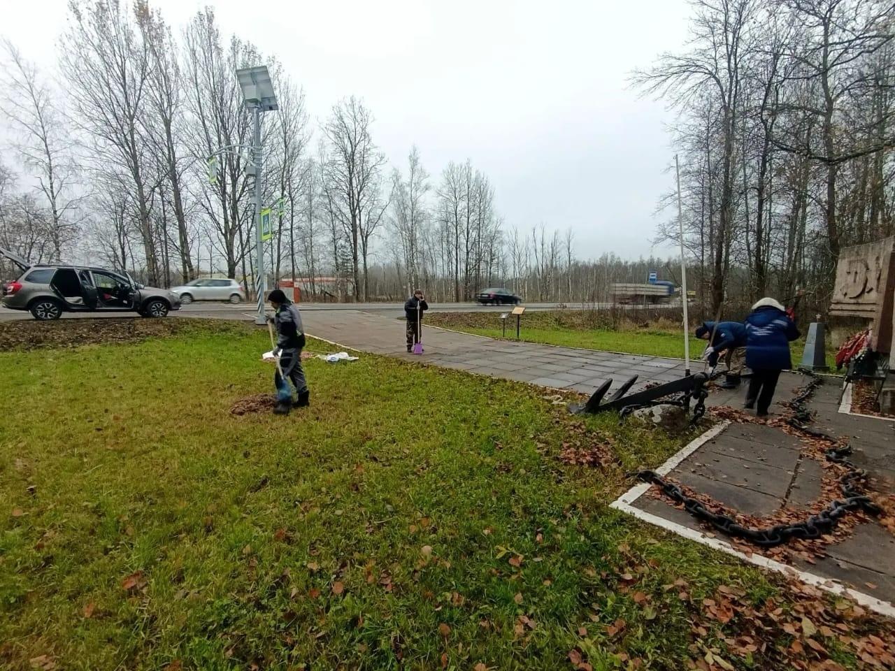 Ветеринарные врачи Ломоносовского района навели порядок у воинских мемориалов Ветеринарные врачи Ломоносовского района навели порядок у воинских мемориалов