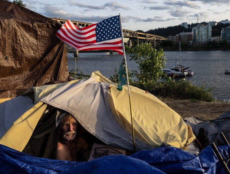Шатдаун в США: в Нью-Йорке объявлен режим ЧП, миллионам американцев грозит голод