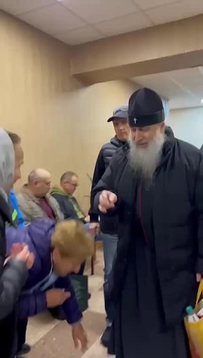 Владыка Арсений за последние дни прошел несколько судебных заседаний, в двух судах города Днепр, на них адвокаты пытаются оспорить очередное незаконное задержание наместника Святогорской Лавры сотрудниками СБУ