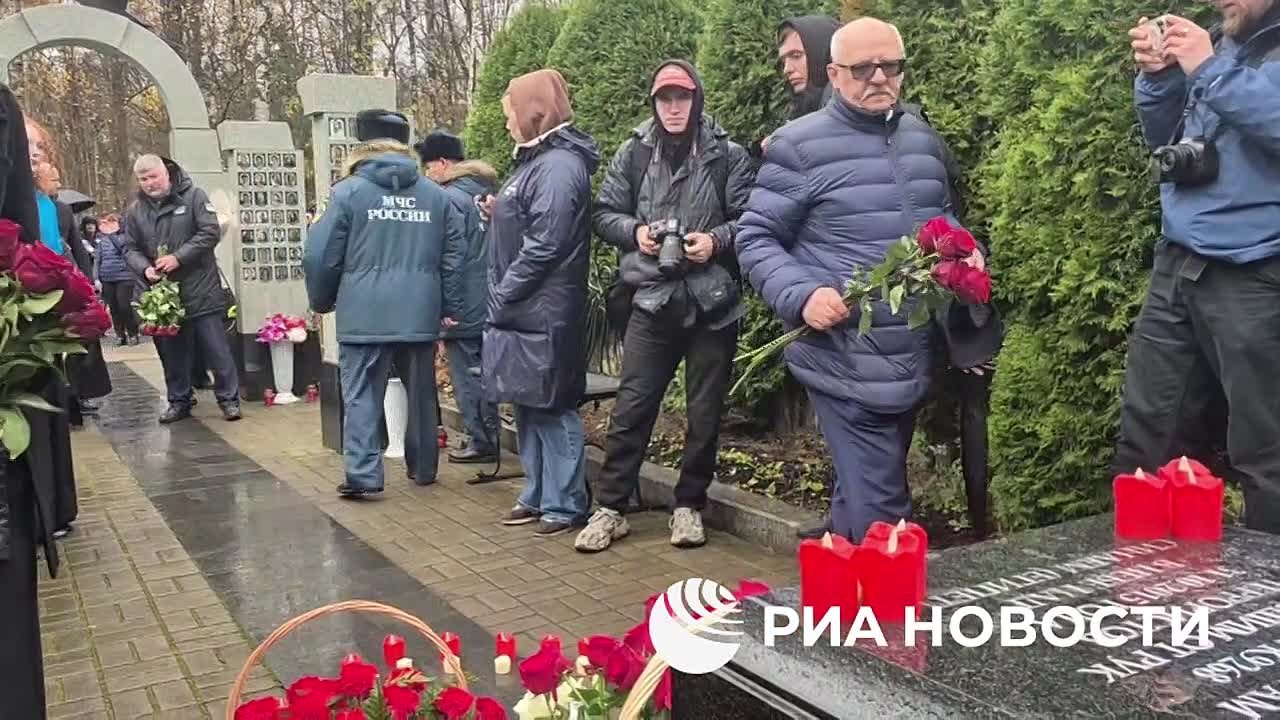 Память жертв катастрофы лайнера А321 над Синайским полуостровом почтили в Петербурге у мемориала "Сложенные крылья", передает корреспондент РИА Новости