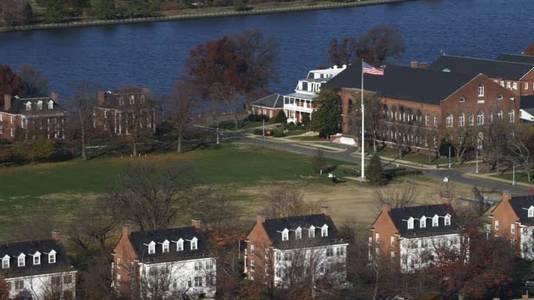 Олег Царёв: The Atlantic пишет, что минимум шесть высокопоставленных членов администрации Трампа вынуждены были переехать жить на военные базы в связи постоянными угрозами членам их семей со стороны левых активистов Олег Царёв: The Atlantic пишет, что минимум шесть высокопоставленных членов администрации Трампа вынуждены были переехать жить на военные базы в связи постоянными угрозами членам их семей со стороны левых активистов