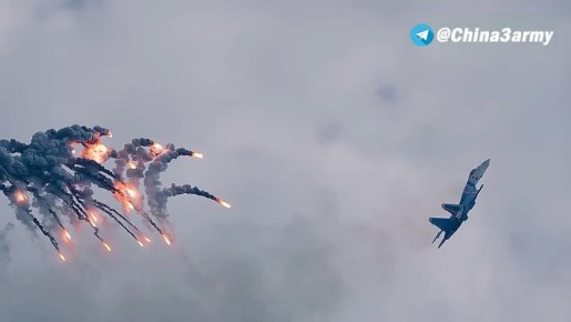 Высший пилотаж от «Русских Витязей» на шоу в Наньчане: Су-35С выполняет «Кобру Пугачёва»