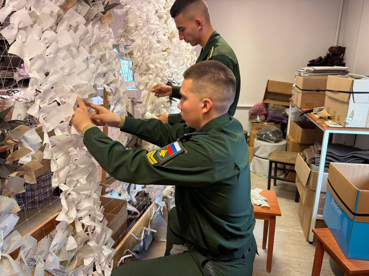 Курсанты Военно-космической академии плетут маскировочные сети для бойцов СВО