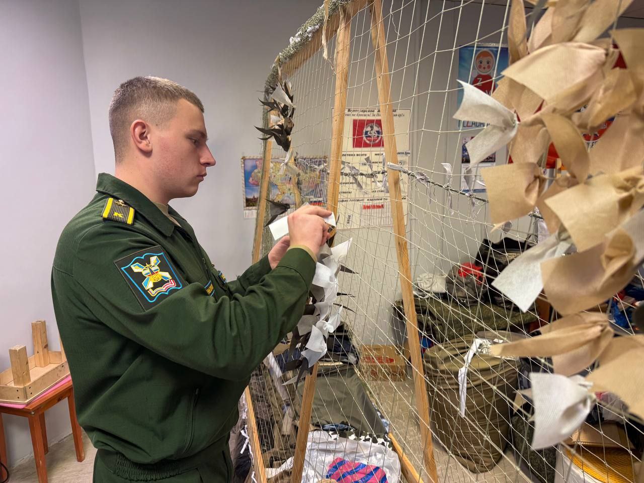 Курсанты Военно-космической академии плетут маскировочные сети для бойцов СВО Курсанты Военно-космической академии плетут маскировочные сети для бойцов СВО