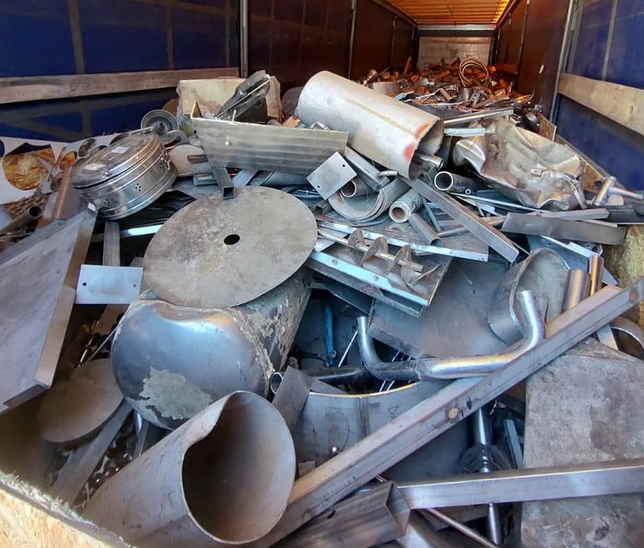 Иностранец пытался незаконно вывезти из Псковской области в Литву тонны нержавейки