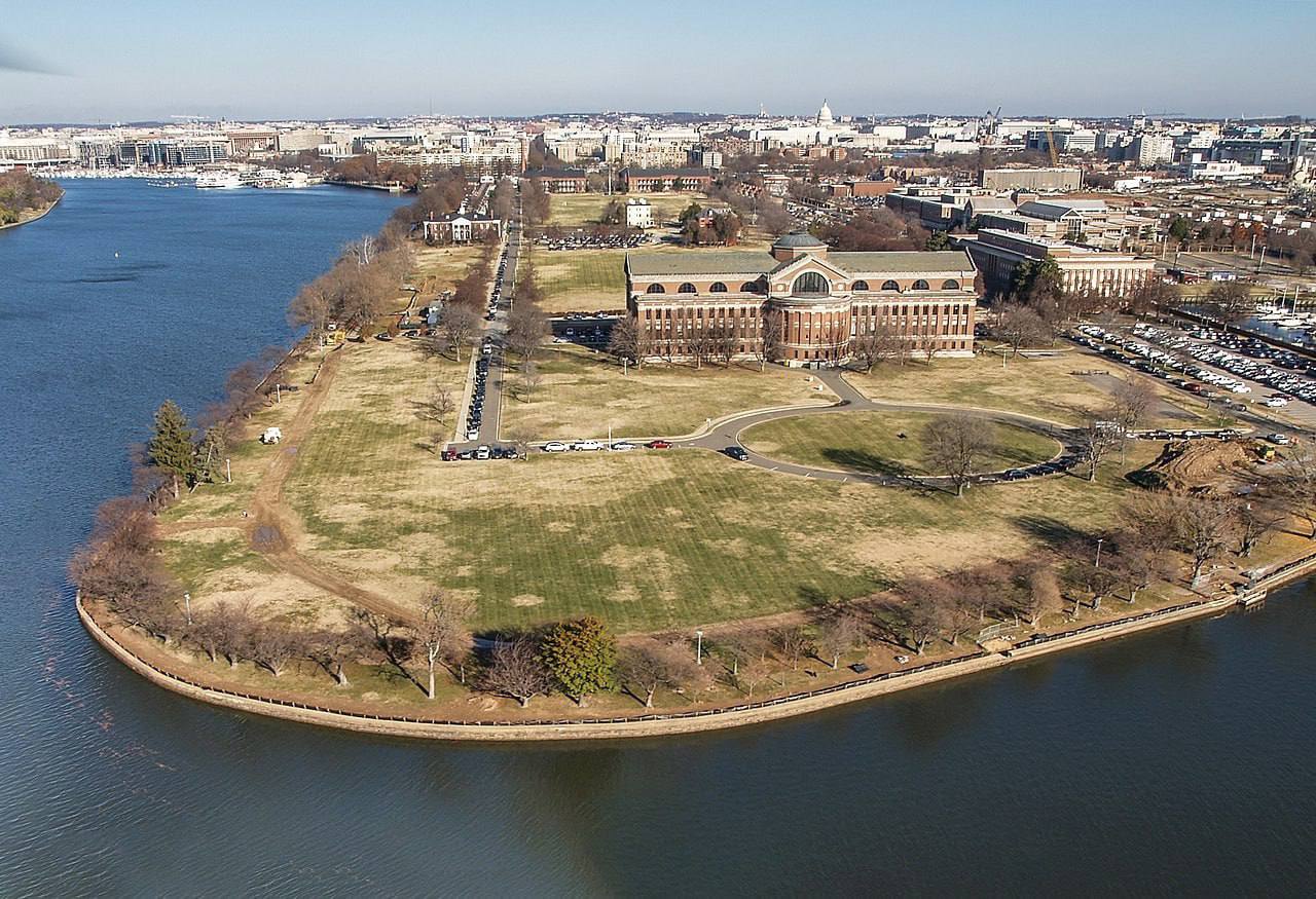 Олег Царёв: The Atlantic пишет, что минимум шесть высокопоставленных членов администрации Трампа вынуждены были переехать жить на военные базы в связи постоянными угрозами членам их семей со стороны левых активистов Олег Царёв: The Atlantic пишет, что минимум шесть высокопоставленных членов администрации Трампа вынуждены были переехать жить на военные базы в связи постоянными угрозами членам их семей со стороны левых активистов