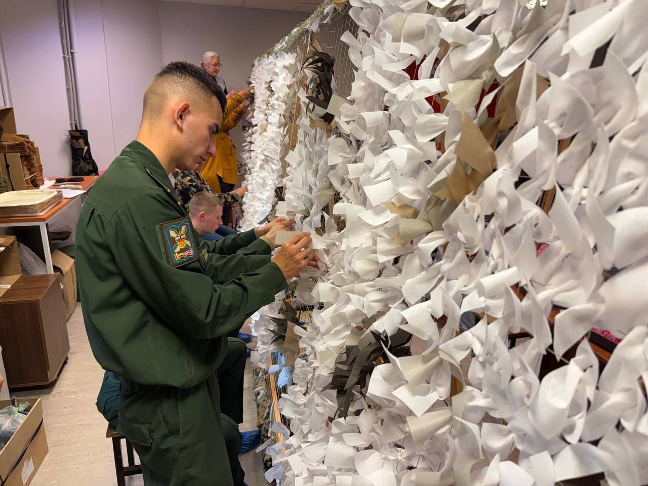 Курсанты Военно-космической академии плетут маскировочные сети для бойцов СВО Курсанты Военно-космической академии плетут маскировочные сети для бойцов СВО