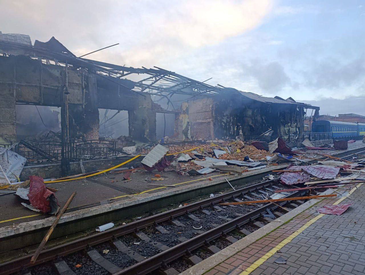 Последствия ночных ударов по критическому объекту ЖД перевозок в Харьковской и Сумской областях Последствия ночных ударов по критическому объекту ЖД перевозок в Харьковской и Сумской областях