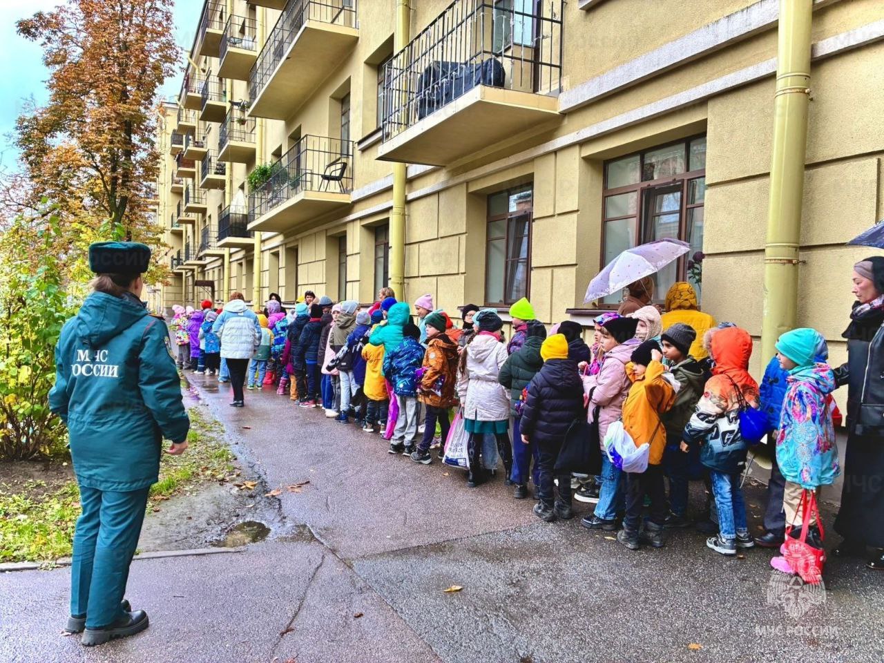 Островок безопасности: сотрудники #МЧС_Петербурга проводят уроки безопасности и тренировочные эвакуации в лагерях с дневным пребыванием Островок безопасности: сотрудники #МЧС_Петербурга проводят уроки безопасности и тренировочные эвакуации в лагерях с дневным пребыванием