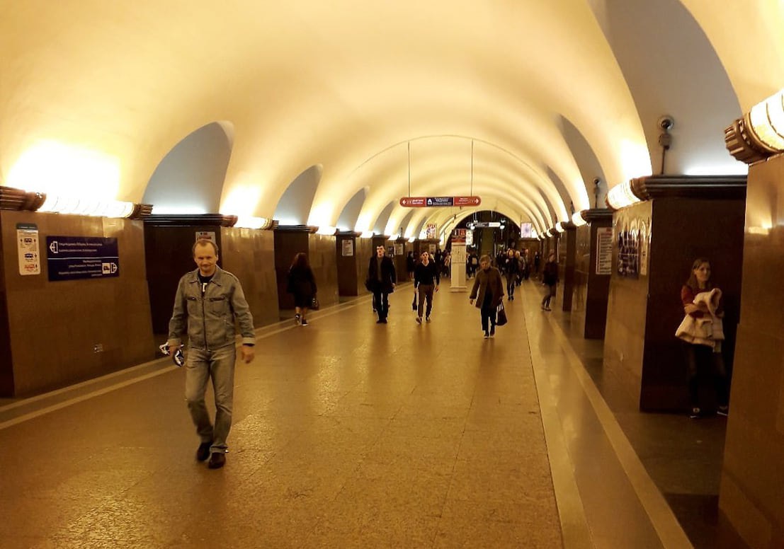 Движение на участке «красной» ветки метро останавливали из-за упавшего пассажира