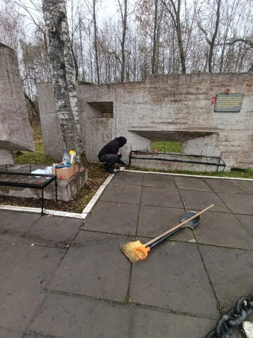 Ветеринарные врачи Ломоносовского района навели порядок у воинских мемориалов Ветеринарные врачи Ломоносовского района навели порядок у воинских мемориалов