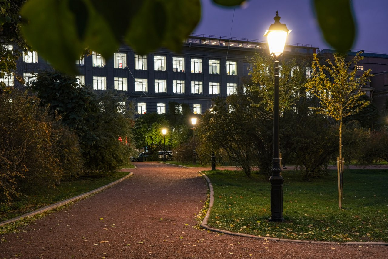 В сквере Шевченко зажглись новые фонари российского производства — спустя 25 лет