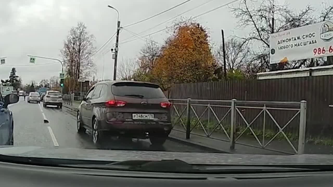 Доставщик разозлил водителя в Мурино