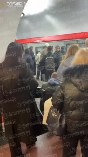 Поезда в сторону «Площади Восстания» встали