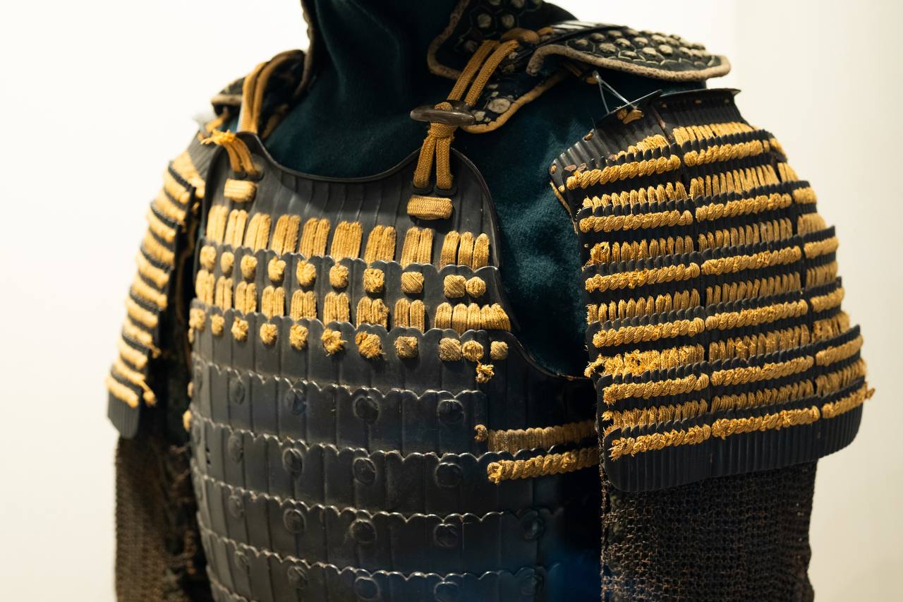 Самурайские доспехи. оказывается, можно увидеть в Новгороде! Правда, редкий экспонат из коллекции Новгородского музея-заповедника сейчас на «гастролях» — доспехи самурая начала XIX века — стал частью выставки «Японская...