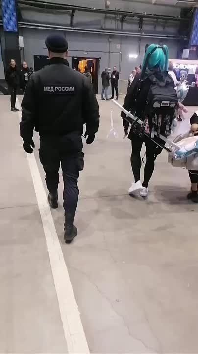 Полиция разгоняет несовершеннолетних участников косплей-фестиваля «Некрокомиккон» в Daa Expo