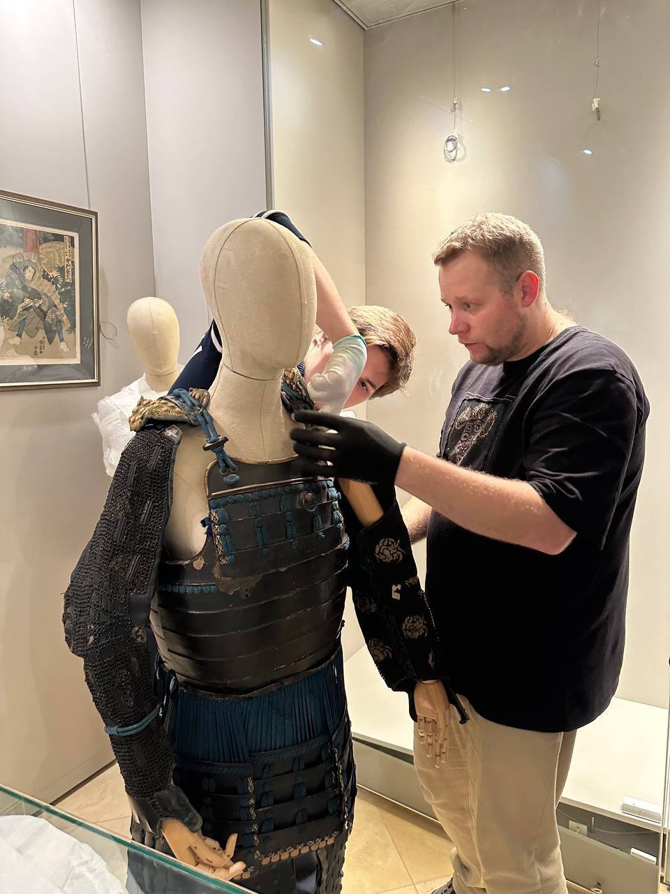 Самурайские доспехи. оказывается, можно увидеть в Новгороде! Правда, редкий экспонат из коллекции Новгородского музея-заповедника сейчас на «гастролях» — доспехи самурая начала XIX века — стал частью выставки «Японская... Самурайские доспехи. оказывается, можно увидеть в Новгороде! Правда, редкий экспонат из коллекции Новгородского музея-заповедника сейчас на «гастролях» — доспехи самурая начала XIX века — стал частью выставки «Японская...