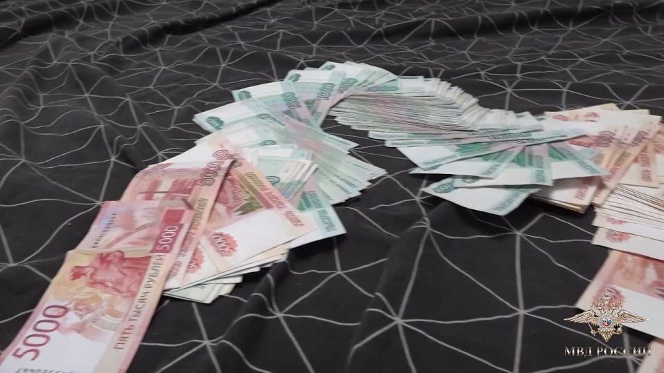 Петербургские полицейские задержали двух распространителей наркотиков