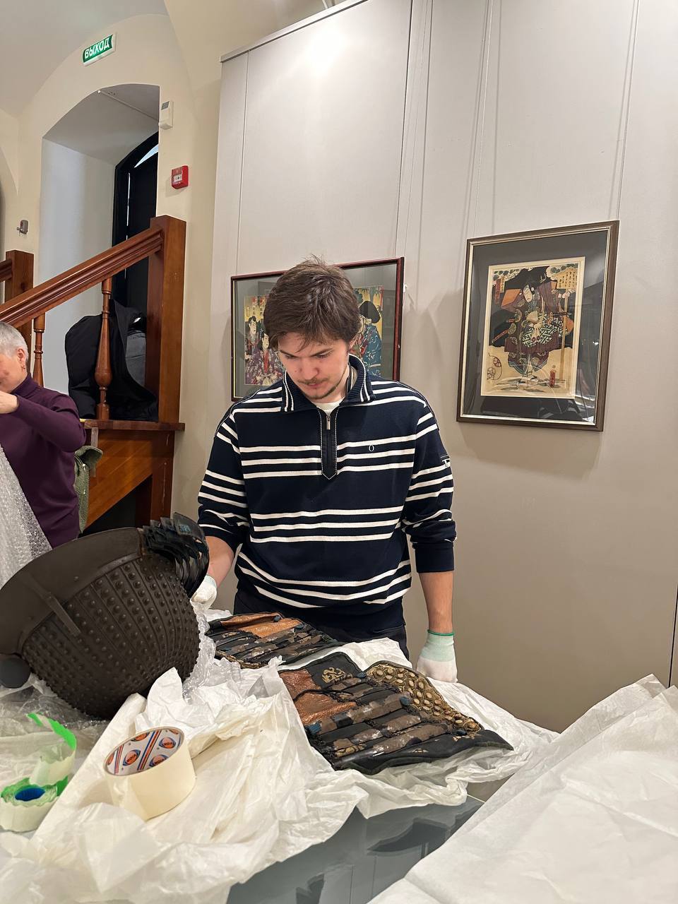 Самурайские доспехи. оказывается, можно увидеть в Новгороде! Правда, редкий экспонат из коллекции Новгородского музея-заповедника сейчас на «гастролях» — доспехи самурая начала XIX века — стал частью выставки «Японская... Самурайские доспехи. оказывается, можно увидеть в Новгороде! Правда, редкий экспонат из коллекции Новгородского музея-заповедника сейчас на «гастролях» — доспехи самурая начала XIX века — стал частью выставки «Японская...