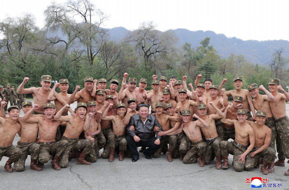 Ким Чен Ын лично посетил штаб 11-го армейского корпуса и сфотографировался с бойцами спецзназа Ким Чен Ын лично посетил штаб 11-го армейского корпуса и сфотографировался с бойцами спецзназа