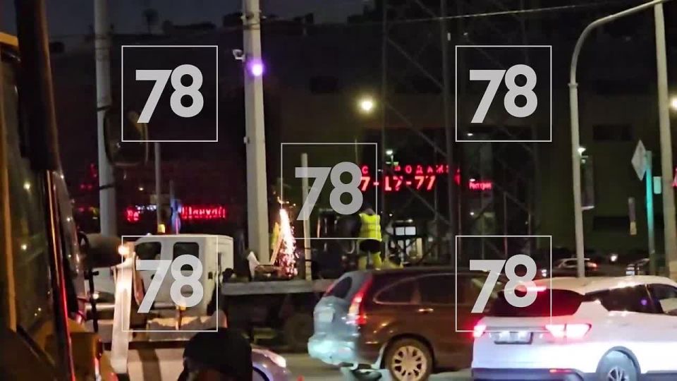 В Красносельском районе светофор упал на автомобиль