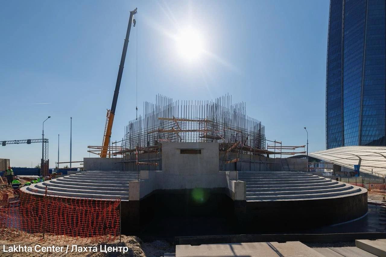 Триумфальный столп начали возводить у Лахта Центра Триумфальный столп начали возводить у Лахта Центра