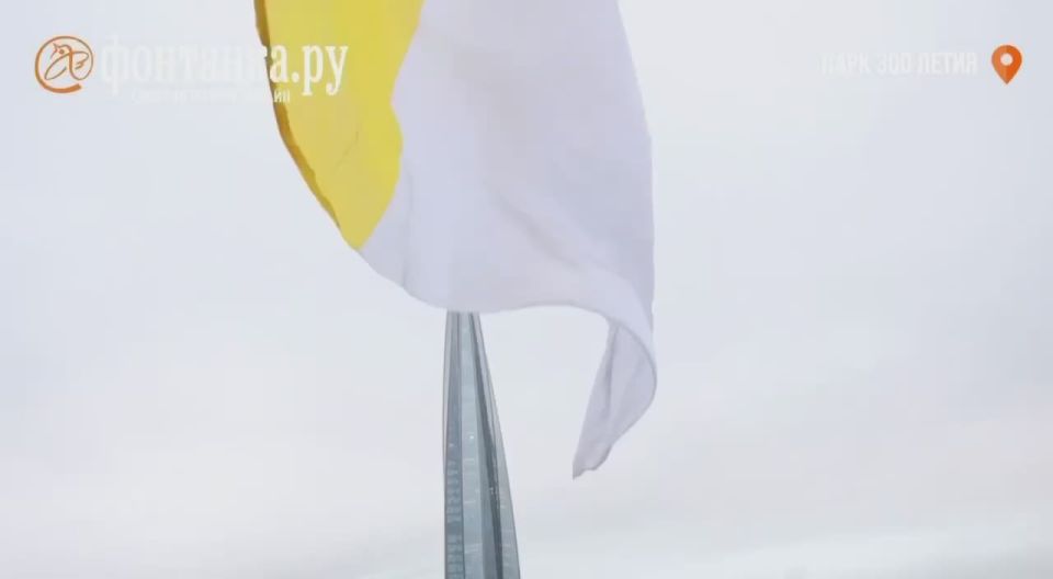 Над Петербургом подняли огромный флаг Российской империи