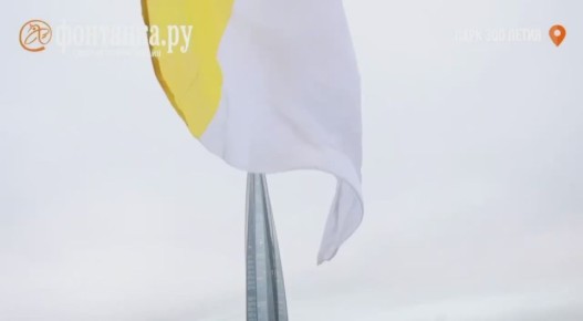 Над Петербургом подняли огромный флаг Российской империи