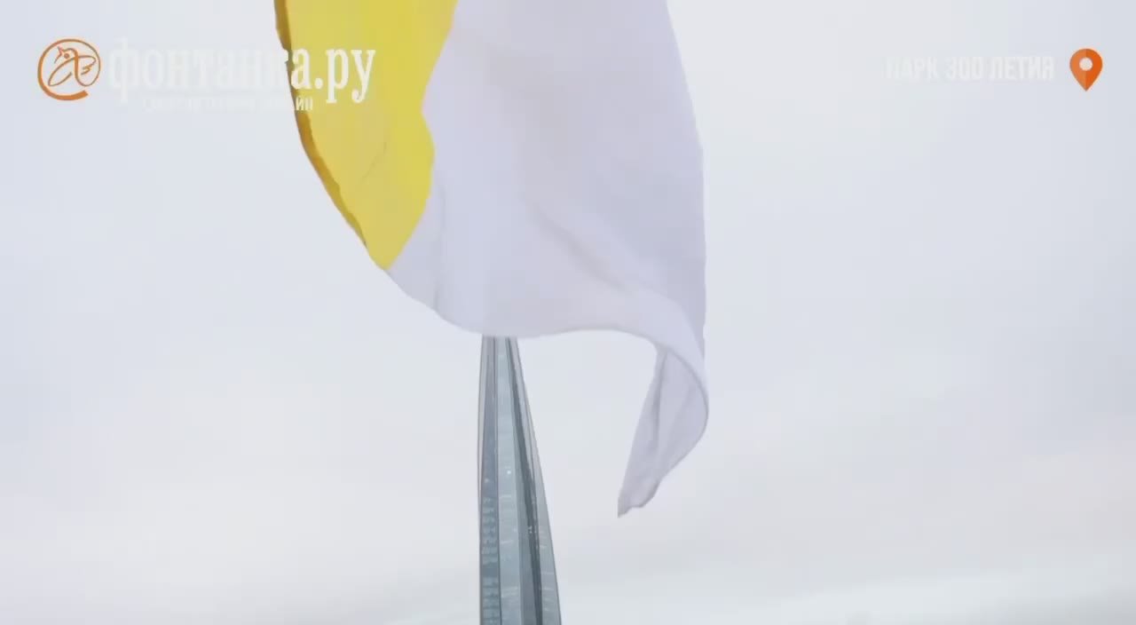 Над Петербургом подняли огромный флаг Российской империи