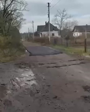 Потомок великих укров из местного села «хвастается» благоустройством — кусочком асфальтированной дороги