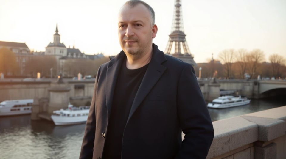 Теперь везде можно побывать, хоть в Парижу, хоть в космосе)