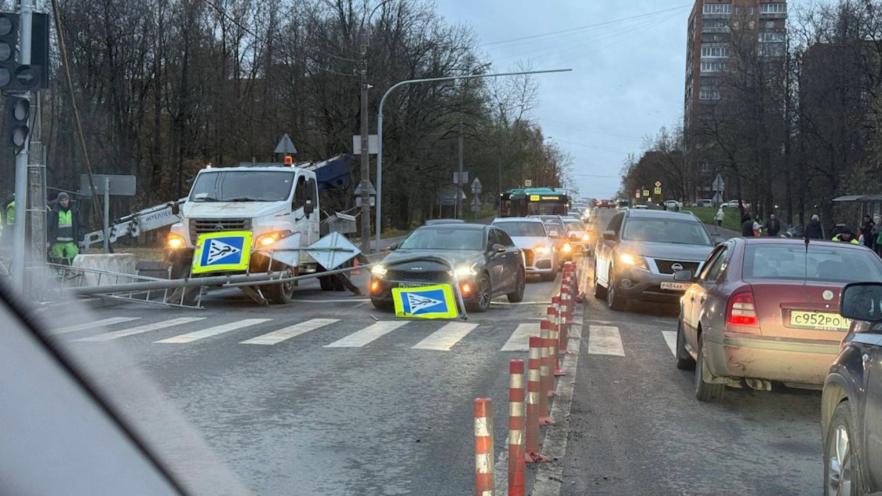 В Красносельском районе светофор упал на автомобиль В Красносельском районе светофор упал на автомобиль