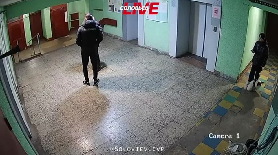 В Петербурге неадекватный сосед швырнул пёсика о стену в подъезде после того, как тот тявкнул