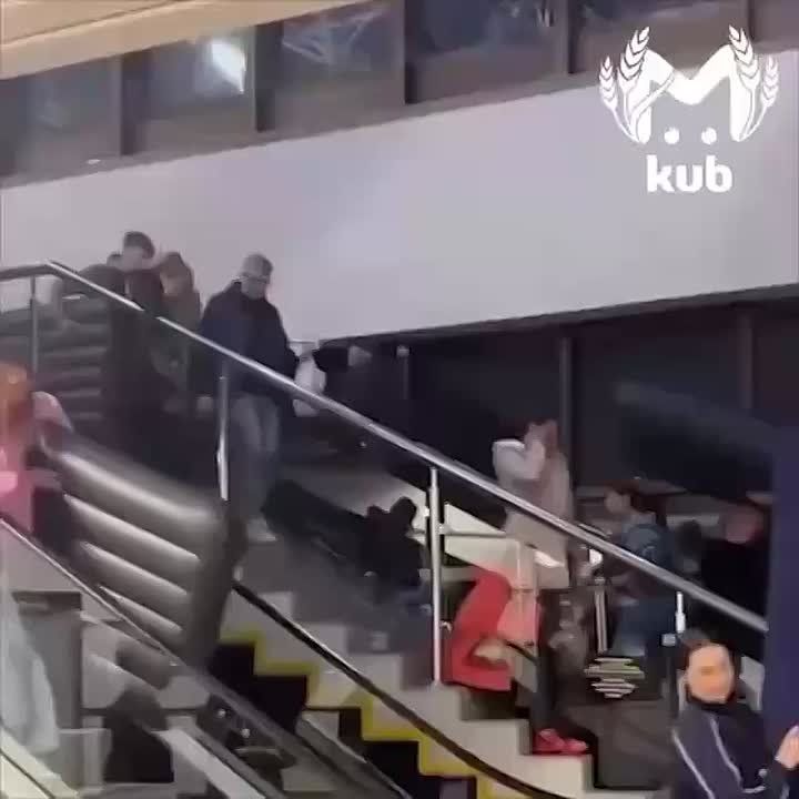 Несмотря на ночную атаку дронов и задержку рейсов в Краснодарском крае, пассажиры не падают духом